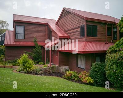 AUCKLAND, NOUVELLE-ZÉLANDE - 11 octobre 2019 : vue sur la maison de banlieue avec toit en métal rouge à Howick Banque D'Images