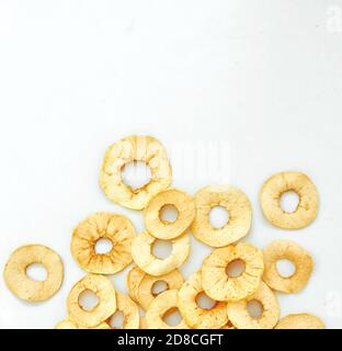 Chips de fruits de pommes sur fond blanc. Banque D'Images