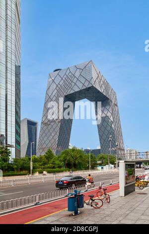 Beijing, Chine - août 08 2018 : le siège de la télévision en circuit fermé sert de siège à la télévision centrale de Chine (CCTV). La tour est un 234 mètres (768 f Banque D'Images