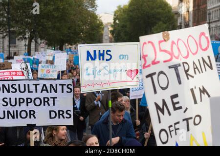 Les jeunes médecins manifestent contre leur proposition de nouveau contrat que le gouvernement veut introduire. Selon la British Medical Association (BMA), le contrat va réduire les salaires des médecins qui travaillent pendant des heures non sociales et mettre les patients en danger par des médicaments fatigués. La manifestation a commencé par un rassemblement à la place Waterloo, suivi de mars jusqu'à la place du Parlement. Whitehall, Westminster, Londres, Royaume-Uni. 17 octobre 2015 Banque D'Images