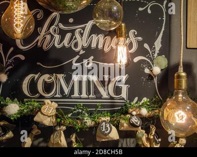 Message de bienvenue sur le calendrier de l'Avent avec boîtes-cadeaux et décorations Ampoules. Fond de Noël festif Banque D'Images