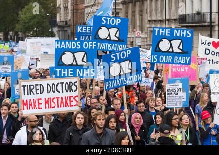 Les jeunes médecins manifestent contre leur proposition de nouveau contrat que le gouvernement veut introduire. Selon la British Medical Association (BMA), le contrat va réduire les salaires des médecins qui travaillent pendant des heures non sociales et mettre les patients en danger par des médicaments fatigués. La manifestation a commencé par un rassemblement à la place Waterloo, suivi de mars jusqu'à la place du Parlement. Whitehall, Westminster, Londres, Royaume-Uni. 17 octobre 2015 Banque D'Images