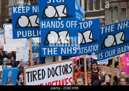 Les jeunes médecins manifestent contre leur proposition de nouveau contrat que le gouvernement veut introduire. Selon la British Medical Association (BMA), le contrat va réduire les salaires des médecins qui travaillent pendant des heures non sociales et mettre les patients en danger par des médicaments fatigués. La manifestation a commencé par un rassemblement à la place Waterloo, suivi de mars jusqu'à la place du Parlement. Whitehall, Westminster, Londres, Royaume-Uni. 17 octobre 2015 Banque D'Images