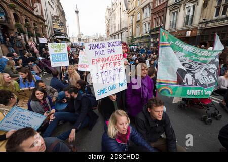 Les jeunes médecins manifestent contre leur proposition de nouveau contrat que le gouvernement veut introduire. Selon la British Medical Association (BMA), le contrat va réduire les salaires des médecins qui travaillent pendant des heures non sociales et mettre les patients en danger par des médicaments fatigués. La manifestation a commencé par un rassemblement à la place Waterloo, suivi de mars jusqu'à la place du Parlement. Whitehall, Westminster, Londres, Royaume-Uni. 17 octobre 2015 Banque D'Images