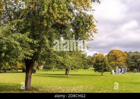 Vue panoramique sur le parc de sculptures du Yorkshire avec des œuvres d'art modernes exposées dans un cadre rural. Banque D'Images