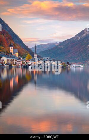 Hallstatt, Autriche. Image de paysage urbain de l'emblématique village alpin Hallstatt au coucher du soleil d'automne. Banque D'Images