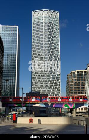 Quai intermédiaire de l'Inde de l'Ouest, immeuble de Terre-Neuve et DLR, Canary Wharf Estate, Docklands, East London, Royaume-Uni Banque D'Images