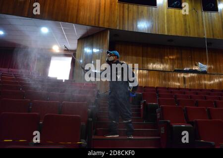 Mexico, Mexique. 28 octobre 2020. MEXICO, MEXIQUE - OCTOBRE 28 : un travailleur vaporise une solution désinfectante à titre de mesure de précaution à l'intérieur du théâtre Hidalgo. A été autorisée à reprendre les théâtres de Mexico dans 30 pour cent de leur capacité, en maintenant la distanciation sociale comme nouveaux protocoles de sécurité pendant la pandémie Covid-19 le 28 octobre 2020 à Mexico, Mexique. Crédit: Carlos Tischler/Groupe Eyepix/accès photo crédit: Accès photo/Alamy Live News Banque D'Images