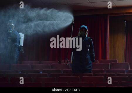 Mexico, Mexique. 28 octobre 2020. MEXICO, MEXIQUE - OCTOBRE 28 : un travailleur vaporise une solution désinfectante à titre de mesure de précaution à l'intérieur du théâtre Hidalgo. A été autorisée à reprendre les théâtres de Mexico dans 30 pour cent de leur capacité, en maintenant la distanciation sociale comme nouveaux protocoles de sécurité pendant la pandémie Covid-19 le 28 octobre 2020 à Mexico, Mexique. Crédit: Carlos Tischler/Groupe Eyepix/accès photo crédit: Accès photo/Alamy Live News Banque D'Images