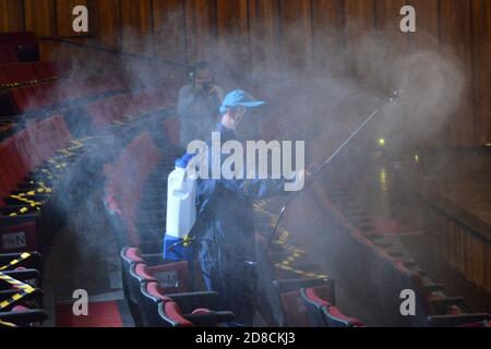 Mexico, Mexique. 28 octobre 2020. MEXICO, MEXIQUE - OCTOBRE 28 : un travailleur vaporise une solution désinfectante à titre de mesure de précaution à l'intérieur du théâtre Hidalgo. A été autorisée à reprendre les théâtres de Mexico dans 30 pour cent de leur capacité, en maintenant la distanciation sociale comme nouveaux protocoles de sécurité pendant la pandémie Covid-19 le 28 octobre 2020 à Mexico, Mexique. Crédit: Carlos Tischler/Groupe Eyepix/accès photo crédit: Accès photo/Alamy Live News Banque D'Images