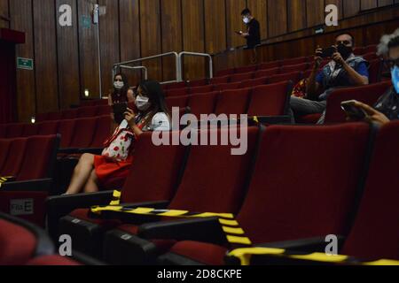 Mexico, Mexique. 28 octobre 2020. MEXICO, MEXIQUE - OCTOBRE 28 : une femme porte un masque facial pendant qu'elle attend le spectacle en maintenant la distance sociale au théâtre Hidalgo. A été autorisée à reprendre les théâtres de Mexico dans 30 pour cent de leur capacité, Maintenir la distanciation sociale comme nouveaux protocoles de sécurité pendant la pandémie Covid-19 le 28 octobre 2020 à Mexico, Mexique. Crédit: Carlos Tischler/Groupe Eyepix/accès photo crédit: Accès photo/Alamy Live News Banque D'Images