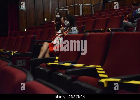 Mexico, Mexique. 28 octobre 2020. MEXICO, MEXIQUE - OCTOBRE 28 : une femme porte un masque facial pendant qu'elle attend le spectacle en maintenant la distance sociale au théâtre Hidalgo. A été autorisée à reprendre les théâtres de Mexico dans 30 pour cent de leur capacité, Maintenir la distanciation sociale comme nouveaux protocoles de sécurité pendant la pandémie Covid-19 le 28 octobre 2020 à Mexico, Mexique. Crédit: Carlos Tischler/Groupe Eyepix/accès photo crédit: Accès photo/Alamy Live News Banque D'Images