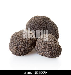 Groupe de truffes noires isolé sur blanc, chemin d'écrêtage inclus Banque D'Images