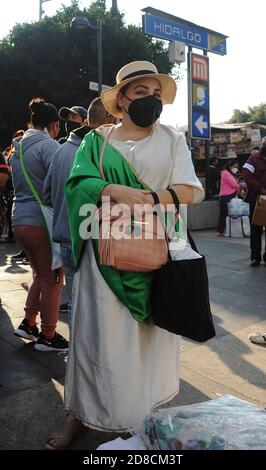 Mexico, Mexique. 28 octobre 2020. MEXICO, MEXIQUE - 28 OCTOBRE : Une femme vêtue de San Judas Tadeo, arrive au temple de San Hipolito, lors des célébrations de San Judas Tadeo pour remercier le saint d'avoir fait ses faveurs et pardonner leurs péchés, dans le cadre de la nouvelle pandémie de coronavirus le 28 octobre 2020 à Mexico, Mexique. Crédit: Fernando Camacho/Groupe Eyepix/l'accès photo crédit: L'accès photo/Alamy Live News Banque D'Images