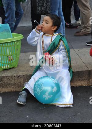 Mexico, Mexique. 28 octobre 2020. MEXICO, MEXIQUE - OCTOBRE 28 : un enfant habillé comme Judas Tadeo, vu au temple de San Hipolito, pendant les célébrations de San Judas Tadeo pour remercier le saint d'avoir fait ses faveurs et pardonner leurs péchés, dans le cadre de la nouvelle pandémie de coronavirus le 28 octobre 2020 à Mexico, Mexique. Crédit: Fernando Camacho/Groupe Eyepix/l'accès photo crédit: L'accès photo/Alamy Live News Banque D'Images