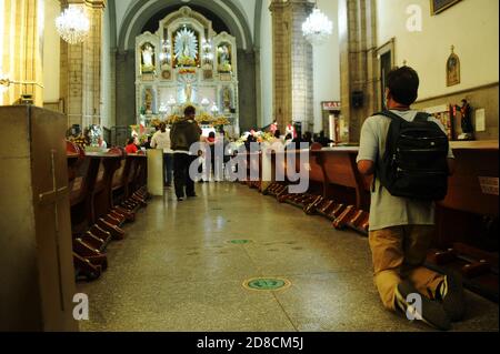 Mexico, Mexique. 28 octobre 2020. MEXICO, MEXIQUE - 28 OCTOBRE : Un fidèle de San Judas Tadeo, prie dans le temple de San Hipolito, pendant les célébrations de San Judas Tadeo de remercier le saint d'avoir fait ses faveurs et de pardonner leurs péchés, dans le cadre de la nouvelle pandémie de coronavirus le 28 octobre 2020 à Mexico, Mexique crédit: L'accès photo / Alamy Live News Banque D'Images
