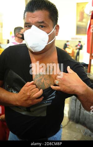 Mexico, Mexique. 28 octobre 2020. MEXICO, MEXIQUE - 28 OCTOBRE : Un fidèle de San Judas Tadeo, prend une image religieuse à bénir dans le temple de San Hipolito, pendant les célébrations de San Judas Tadeo pour remercier le saint d'avoir fait ses faveurs et de pardonner leurs péchés, dans le cadre de la nouvelle pandémie de coronavirus le 28 octobre 2020 à Mexico, Mexique crédit: L'accès photo/Alamy Live News Banque D'Images
