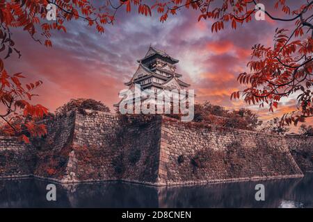 Coucher de soleil sur un château d'Osaka depuis le jardin, Japon Banque D'Images