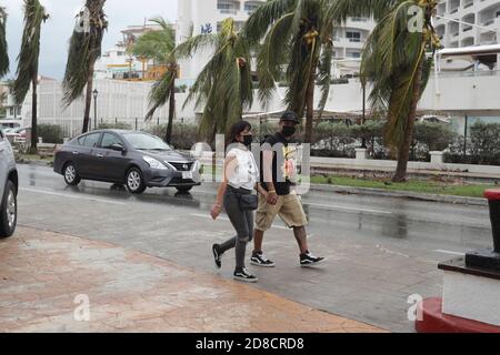 Cancun, Mexique. 27 octobre 2020. CANCUN, MEXIQUE - OCTOBRE 27: Des personnes sont évacuées en raison de l'arrivée de l'ouragan Zeta dans la catégorie 1 de l'échelle de Saffir-Simpson; c'est le troisième phénomène environnemental de ce type qui a été enregistré en un mois. Les autorités de l'État ont lancé une opération de prévention où plus de 70 refuges ont été mis en place pour les personnes touchées le 27 octobre 2020 à Cancun, au Mexique. Crédit: Rodolfo Flores/Groupe Eyepix/l'accès photo crédit: L'accès photo/Alamy Live News Banque D'Images