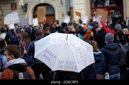 Varsovie, OCTOBRE 25. 2020: Une protestation contre le durcissement de la loi sur l'avortement devant l'église de Holly Cross. Manifestation de grève des femmes. Banque D'Images