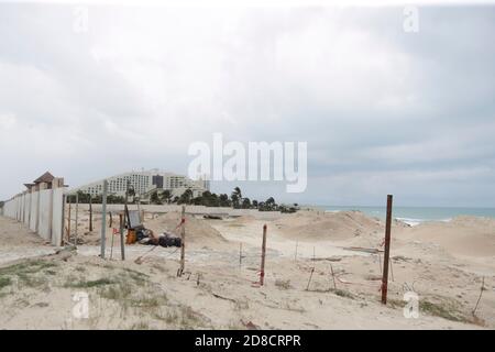 Cancun, Mexique. 27 octobre 2020. CANCUN, MEXIQUE - OCTOBRE 27: Vue d'ensemble après l'arrivée de l'ouragan Zeta dans la catégorie 1 de l'échelle de Saffir-Simpson; c'est le troisième phénomène environnemental de ce type qui a été enregistré en un mois. Les autorités de l'État ont lancé une opération de prévention où plus de 70 refuges ont été mis en place pour les personnes touchées le 27 octobre 2020 à Cancun, au Mexique. Crédit: Rodolfo Flores/Groupe Eyepix/l'accès photo crédit: L'accès photo/Alamy Live News Banque D'Images