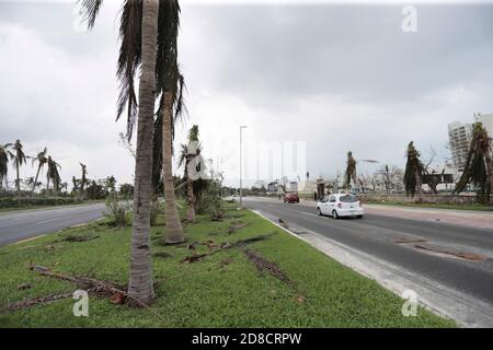 Cancun, Mexique. 27 octobre 2020. CANCUN, MEXIQUE - OCTOBRE 27: Vue d'ensemble après l'arrivée de l'ouragan Zeta dans la catégorie 1 de l'échelle de Saffir-Simpson; c'est le troisième phénomène environnemental de ce type qui a été enregistré en un mois. Les autorités de l'État ont lancé une opération de prévention où plus de 70 refuges ont été mis en place pour les personnes touchées le 27 octobre 2020 à Cancun, au Mexique. Crédit: Rodolfo Flores/Groupe Eyepix/l'accès photo crédit: L'accès photo/Alamy Live News Banque D'Images