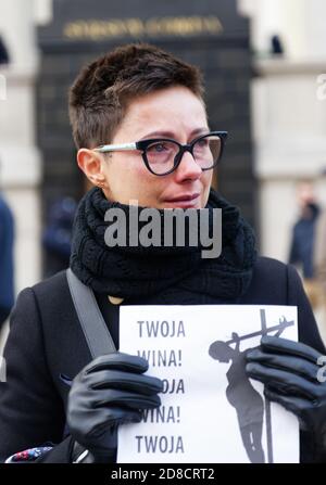 Varsovie, OCTOBRE 25. 2020: Une protestation contre le durcissement de la loi sur l'avortement devant l'église de Holly Cross. Manifestation de grève des femmes. Banque D'Images