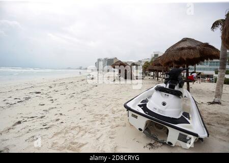 Cancun, Mexique. 27 octobre 2020. CANCUN, MEXIQUE - OCTOBRE 27: Vue d'ensemble après l'arrivée de l'ouragan Zeta dans la catégorie 1 de l'échelle de Saffir-Simpson; c'est le troisième phénomène environnemental de ce type qui a été enregistré en un mois. Les autorités de l'État ont lancé une opération de prévention où plus de 70 refuges ont été mis en place pour les personnes touchées le 27 octobre 2020 à Cancun, au Mexique. Crédit: Rodolfo Flores/Groupe Eyepix/l'accès photo crédit: L'accès photo/Alamy Live News Banque D'Images