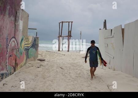 Cancun, Mexique. 27 octobre 2020. CANCUN, MEXIQUE - OCTOBRE 27: Des personnes sont évacuées en raison de l'arrivée de l'ouragan Zeta dans la catégorie 1 de l'échelle de Saffir-Simpson; c'est le troisième phénomène environnemental de ce type qui a été enregistré en un mois. Les autorités de l'État ont lancé une opération de prévention où plus de 70 refuges ont été mis en place pour les personnes touchées le 27 octobre 2020 à Cancun, au Mexique. Crédit: Rodolfo Flores/Groupe Eyepix/l'accès photo crédit: L'accès photo/Alamy Live News Banque D'Images