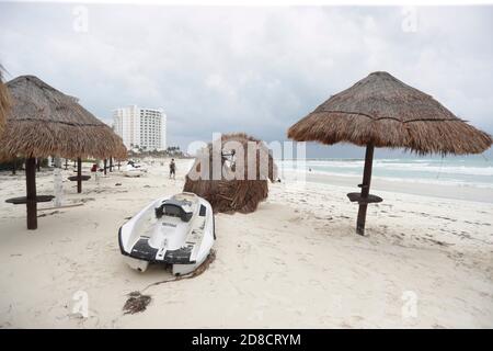 Cancun, Mexique. 27 octobre 2020. CANCUN, MEXIQUE - OCTOBRE 27: Vue d'ensemble après l'arrivée de l'ouragan Zeta dans la catégorie 1 de l'échelle de Saffir-Simpson; c'est le troisième phénomène environnemental de ce type qui a été enregistré en un mois. Les autorités de l'État ont lancé une opération de prévention où plus de 70 refuges ont été mis en place pour les personnes touchées le 27 octobre 2020 à Cancun, au Mexique. Crédit: Rodolfo Flores/Groupe Eyepix/l'accès photo crédit: L'accès photo/Alamy Live News Banque D'Images