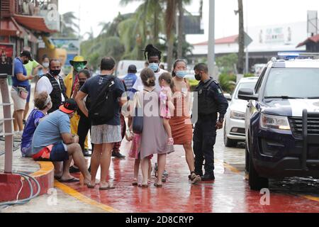 Cancun, Mexique. 27 octobre 2020. CANCUN, MEXIQUE - OCTOBRE 27: Des personnes sont évacuées en raison de l'arrivée de l'ouragan Zeta dans la catégorie 1 de l'échelle de Saffir-Simpson; c'est le troisième phénomène environnemental de ce type qui a été enregistré en un mois. Les autorités de l'État ont lancé une opération de prévention où plus de 70 refuges ont été mis en place pour les personnes touchées le 27 octobre 2020 à Cancun, au Mexique. Crédit: Rodolfo Flores/Groupe Eyepix/l'accès photo crédit: L'accès photo/Alamy Live News Banque D'Images