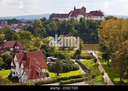 Château d'Iburg au-dessus de la ville, Allemagne, Rhénanie-du-Nord-Westphalie, Forêt de Teutoburg, Bad Iburg Banque D'Images