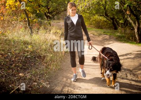 Meilleur ami. Femme handicapée marchant et s'entraînant à l'extérieur dans la forêt, pratiquant. Femme active avec handicap. Concept de mode de vie sain, de motivation, de concentration, d'inclusion et de diversité. Banque D'Images