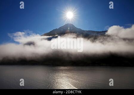 soleil sur la montagne couverte de nuages Standartidur à Fjord Seydisfjoerdur, Islande, Seydisfjoerdur Banque D'Images