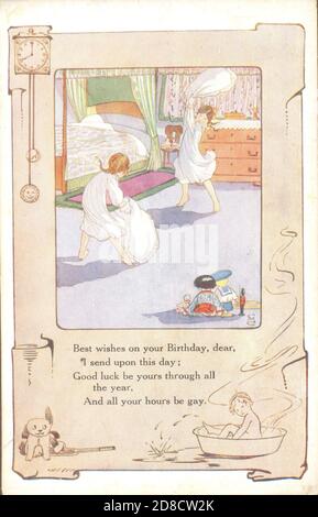 Carte d'anniversaire montrant les petites filles ayant un combat d'oreiller à Heure du coucher par C M Cottom vers 1928 Banque D'Images