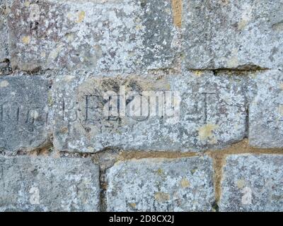 Graffiti fait par des prisonniers de guerre napoléoniens, inscrit sur les murs du château de Portchester, en Angleterre. Banque D'Images