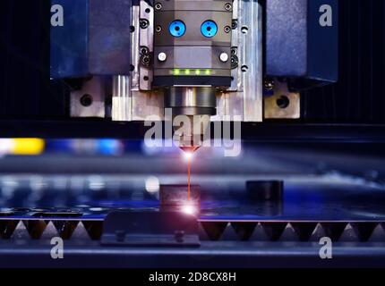 Machine à tête de coupe laser lors de la découpe de la tôle avec le feu d'arrêt en usine Banque D'Images