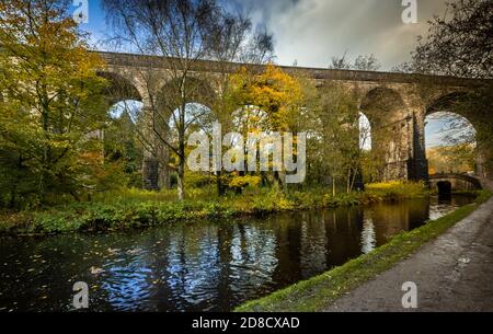 Viaduc d'Uppermill. Couleurs d'automne Huddersfield Narrow Canal Uppermill to Dobcross section, Saddleworth, Oldham, Angleterre, Royaume-Uni Banque D'Images
