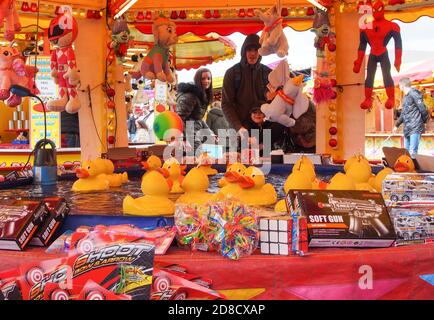 Accrochez un stand de jeu de canard et des prix dans un parc d'expositions Banque D'Images