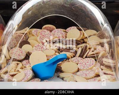 Boutons de bonbons au chocolat blanc avec une cuillère à un pic n magasin de mélange Banque D'Images