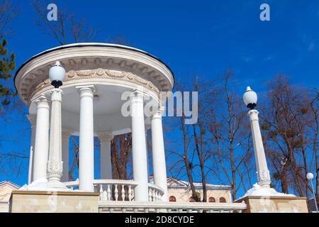 Belvédère en marbre contre ciel bleu. belvédère blanc de style baroque Banque D'Images