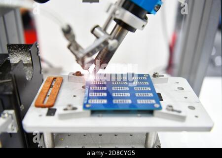 Procédé technologique de soudure et d'assemblage des composants de puce sur la carte de circuit imprimé. Machine à souder automatisée à l'intérieur de l'industrie Banque D'Images