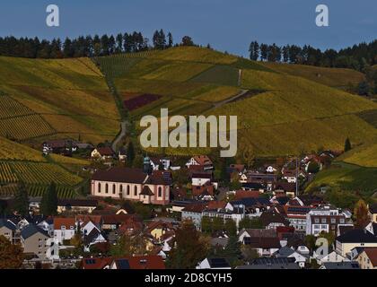 Vue aérienne du centre du petit village de Durbach, Bade-Wurtemberg, Allemagne en automne avec église Pfarrkirche St. Heinrich. Banque D'Images