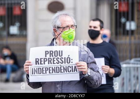 Barcelone, Espagne. 2020.10.28. Certains partis et entités politiques pro-indépendance se réunissent sur la place Sant Jaume. Banque D'Images