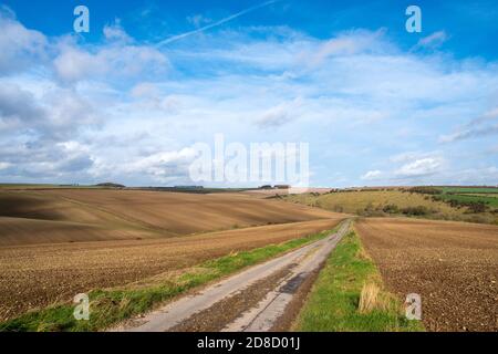 Une ruelle de campagne dans le North Yorkshire de Burdale menant à la distance avec le ciel bleu. Banque D'Images