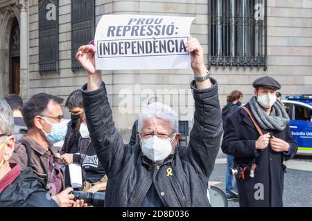 Barcelone, Espagne. 2020.10.28. Certains partis et entités politiques pro-indépendance se réunissent sur la place Sant Jaume. Banque D'Images