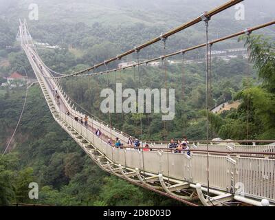 Le pont Taiping Sky Bridge à Chiayi, Taïwan. Ce pont suspendu, situé à environ 1,000 mètres au-dessus du niveau de la mer, est le plus long pont suspendu de Taïwan. Banque D'Images