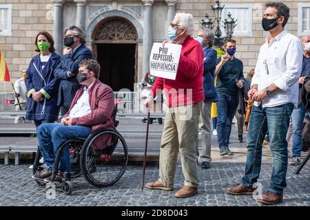 Barcelone, Espagne. 2020.10.28. Certains partis et entités politiques pro-indépendance se réunissent sur la place Sant Jaume. Banque D'Images