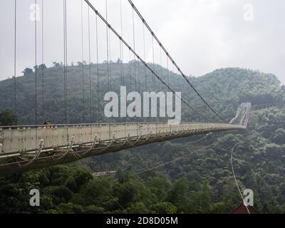 Le pont Taiping Sky Bridge à Chiayi, Taïwan. Ce pont suspendu, situé à environ 1,000 mètres au-dessus du niveau de la mer, est le plus long pont suspendu de Taïwan. Banque D'Images