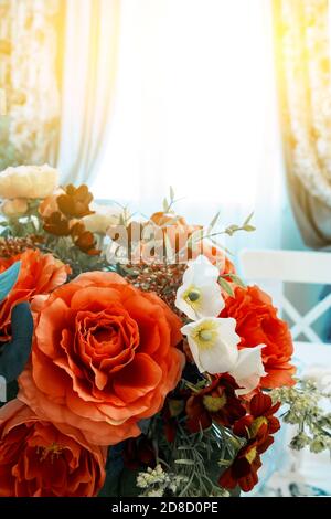 bouquet coloré de fleurs artificielles en tissu, fausses roses rouges, espace de copie Banque D'Images